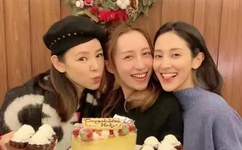 被两个男人舔吃我bb